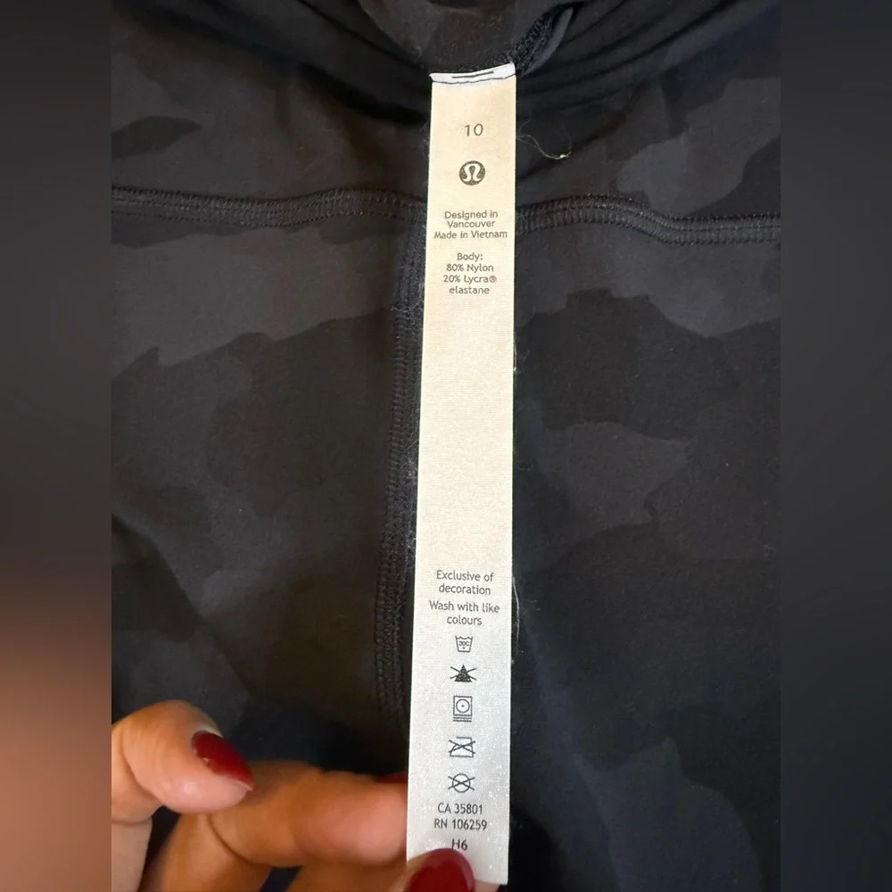 lululemon athletica Dark Gray & Black Camo High-Rise Bike Shorts size 10 - Picture 5 of 6